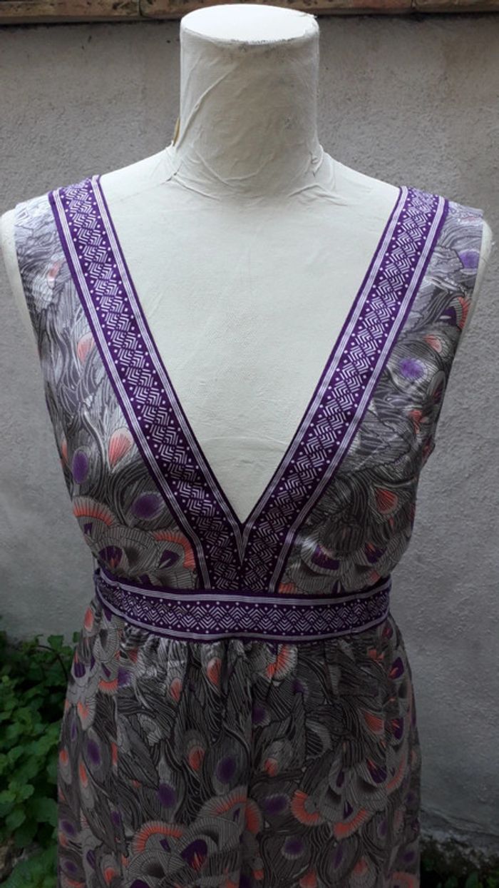 Magnifique robe satinée, décolleté profond devant et dos - photo numéro 2