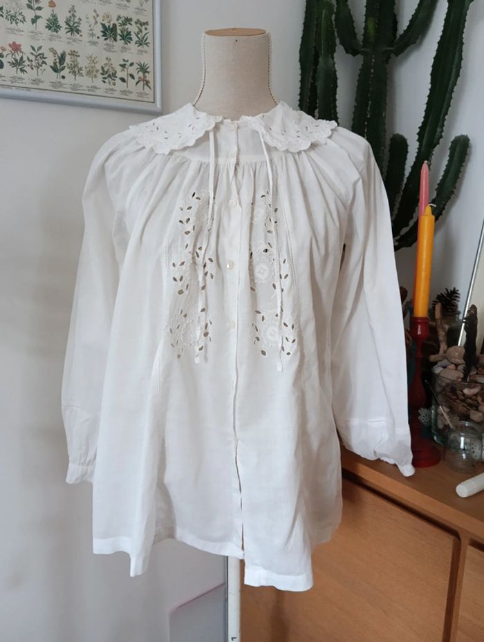 Blouse blanche boutonnée 
Col claudine broderie anglaise - photo numéro 8