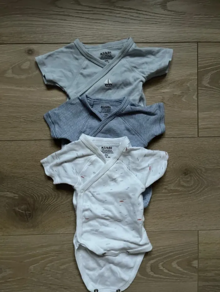 Lot de bodies Kiabi taille 0
