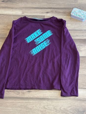 Je vend un haut manche longue garçon taille 12 ans très bon état 