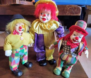 Lot de poupées clowns
