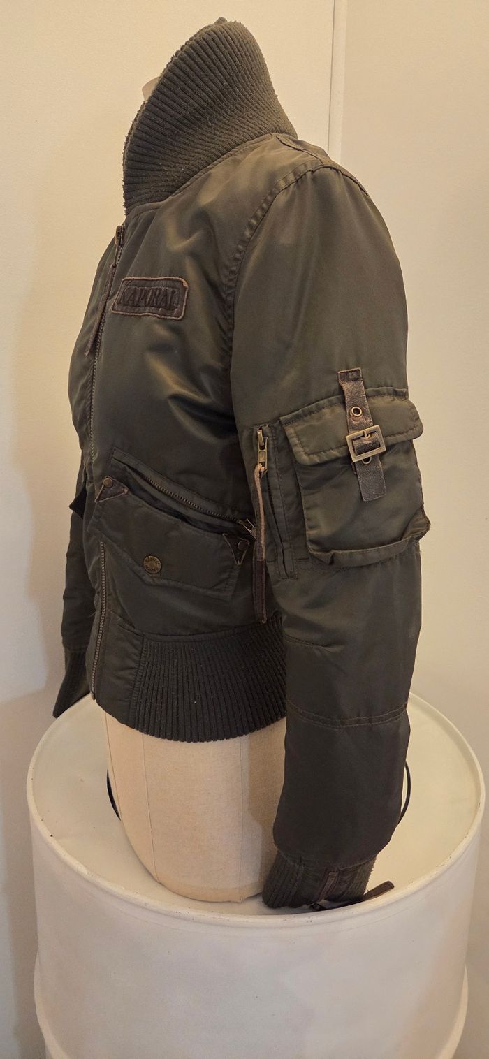Blouson bomber KAPORAL femme T.M (38/40) – Kaki Rock & Roll – Broderies dos – Très bon état ! - photo numéro 2