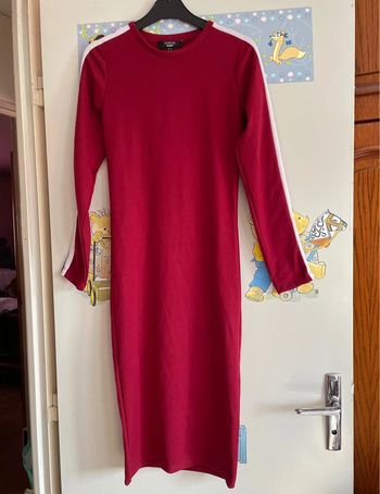 Robe longue bordeaux avec bandes noires et blanches sur les manches, taille Xs, marque Jennyfer