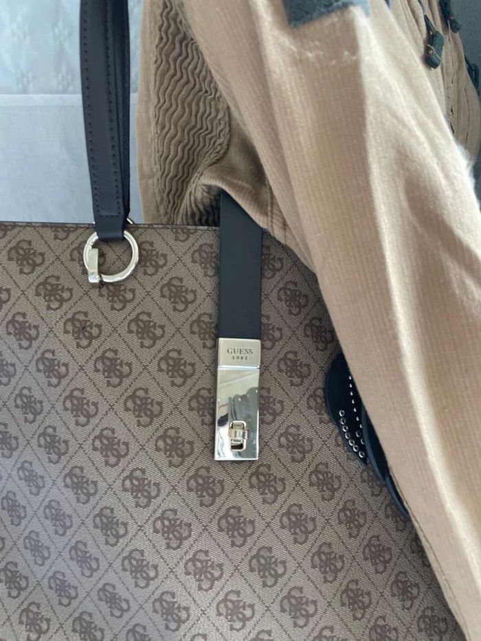 Sac Guess - Comme neuf - photo numéro 3