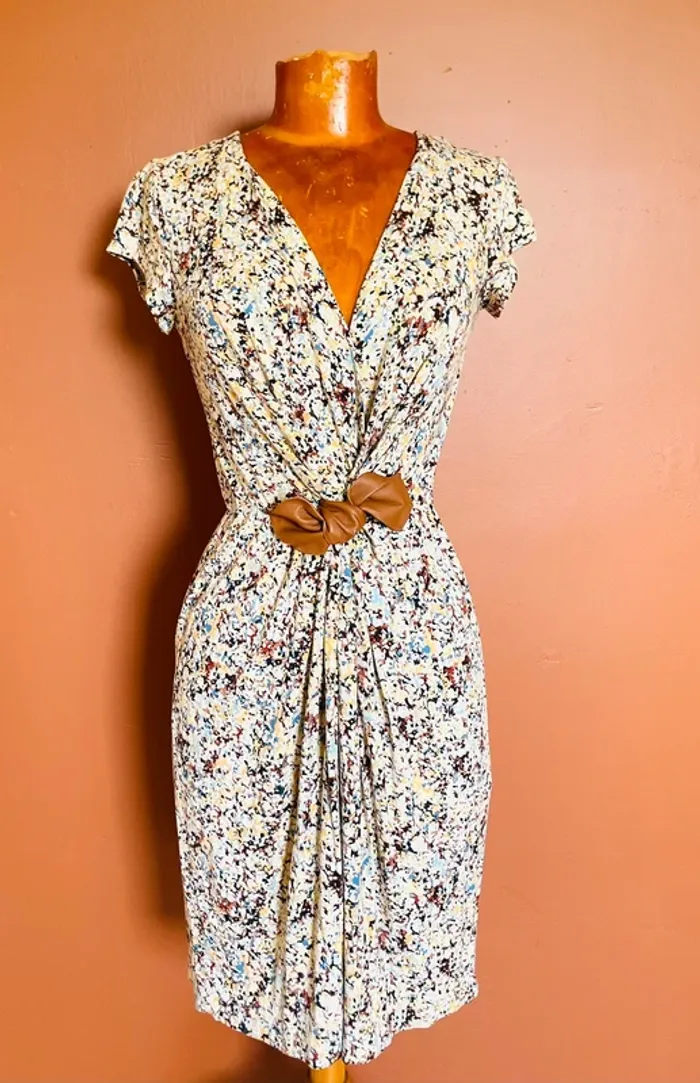 Robe fleurie avec détail noeud camel