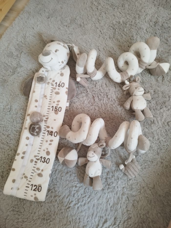 Lot d’articles bébé – Toise en peluche + spirale d’éveil