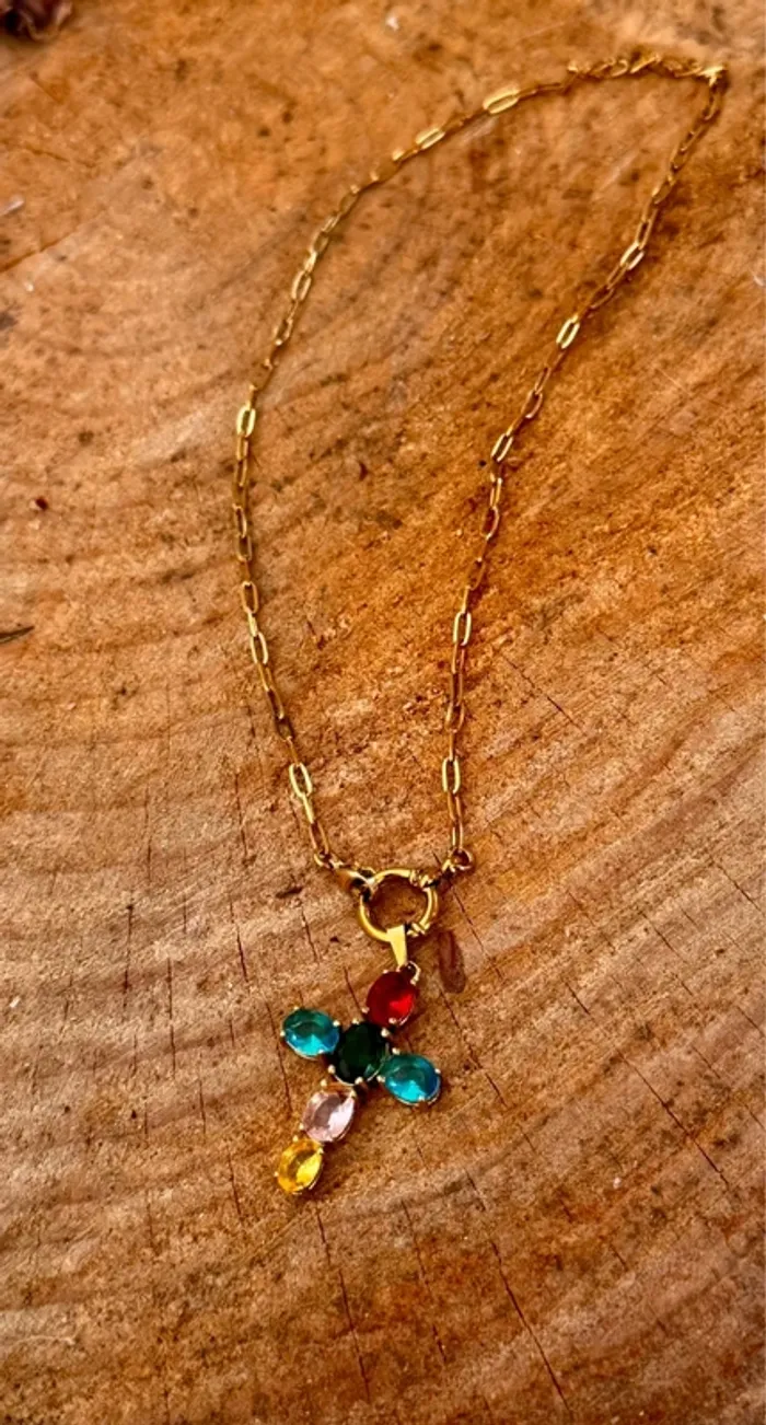 Collier mailles larges acier inoxydable or fermoir bouée grosse croix cristaux couleurs - photo numéro 6