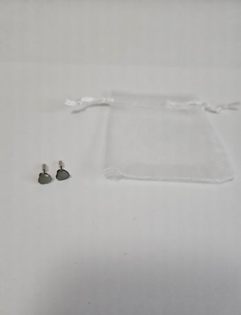 Boucles d'oreilles petits coeurs gris clair