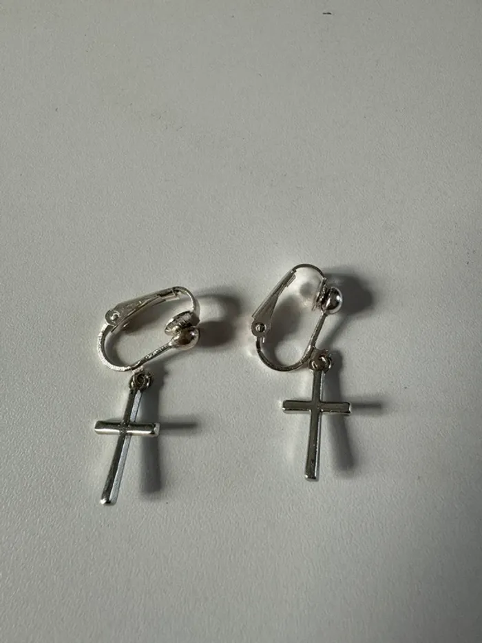 Boucle d’oreille croix sans perçage