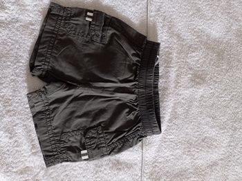 Short pour garçon matière tissu couleur gris foncé taille 6 mois élastique à la taille de poche avec scratch voir photos