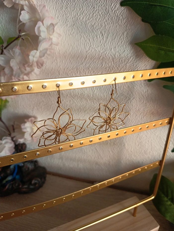 Boucles d’oreilles pendantes – Fleurs en fil doré - photo numéro 4