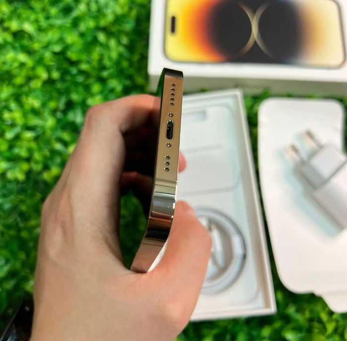 Une iphone quatorze pro max - photo numéro 3