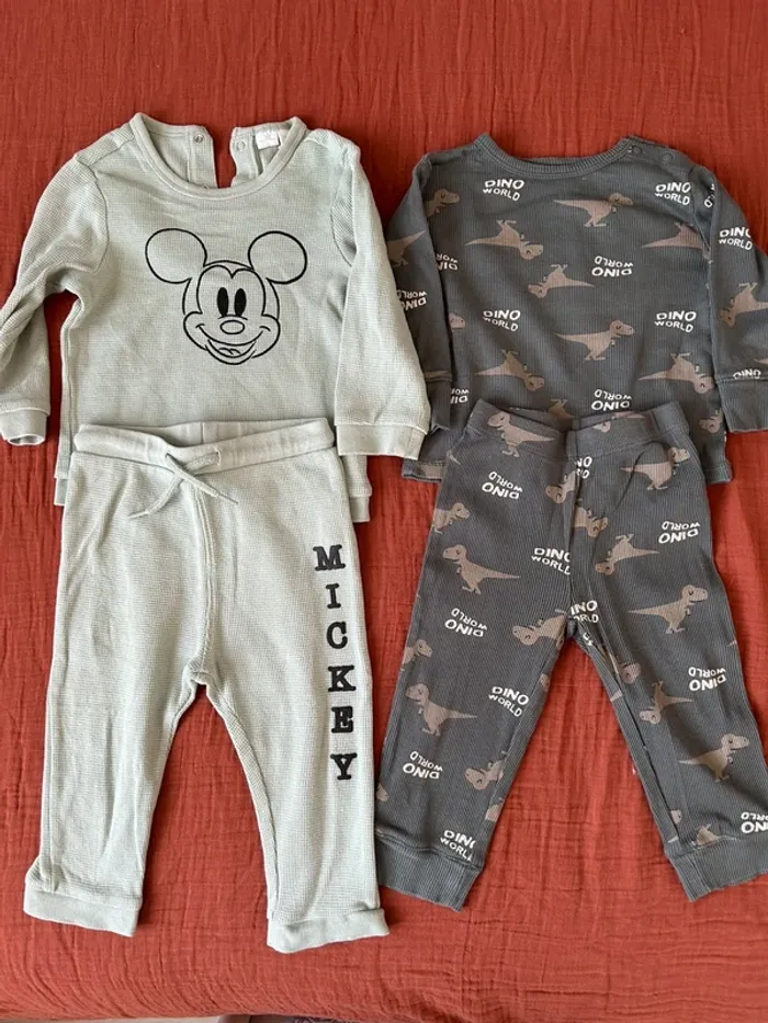 2 pyjamas garçons 12 mois