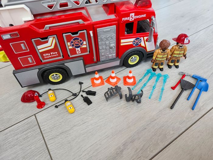 Camion de pompiers avec accessoires neuf Playmobil - photo numéro 3
