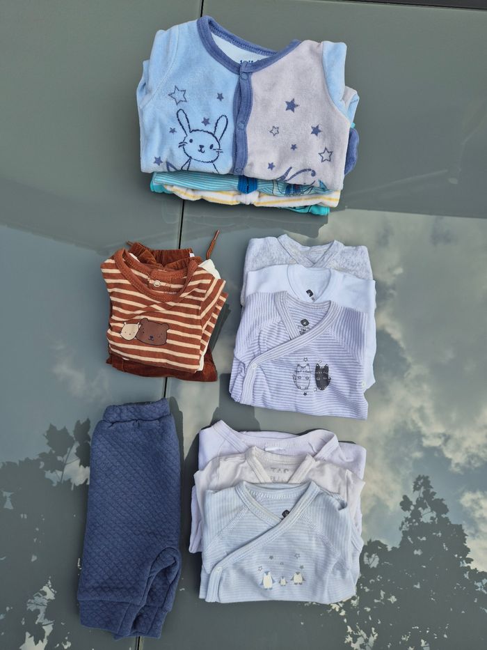 Lot de vêtements naissance et 1 mois - photo numéro 3