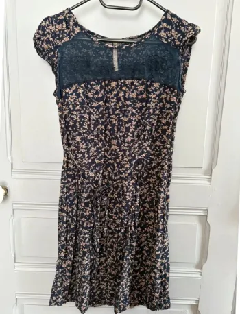 Robe fleur marine détails fleurs et transparence Bonobo S