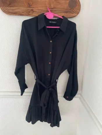 robe chemise noir satin avec ceinture zara