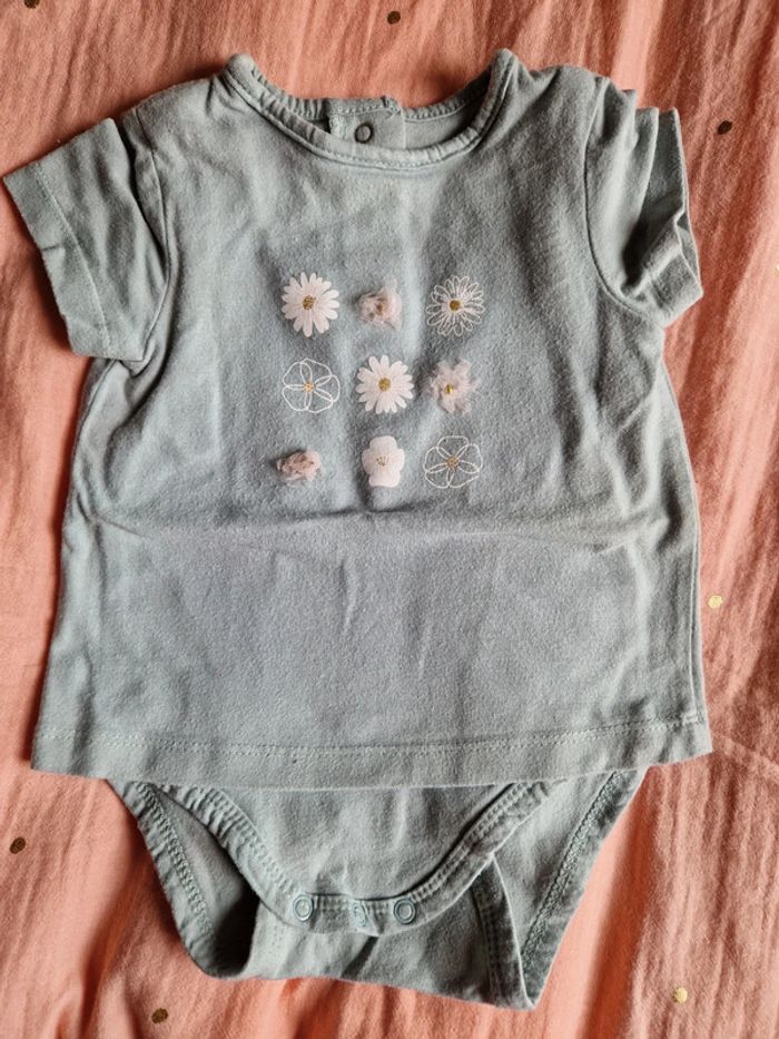 Lot bodys et pyjamas 6 mois - photo numéro 6