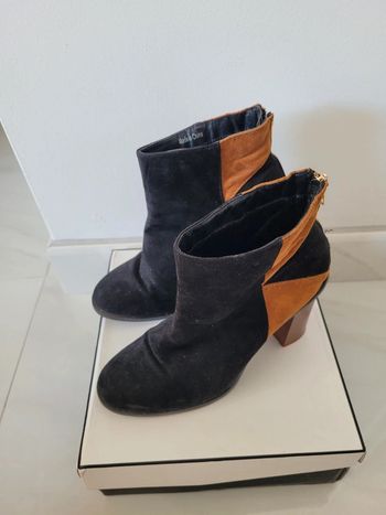 Bottines noires et marrons