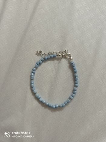 Bracelet en perles bleues ciel argentées, fait main Neuf 