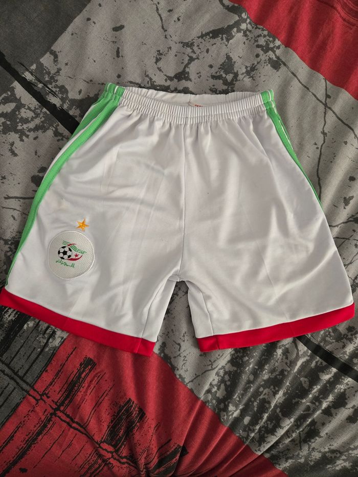 Short de l'Algérie en 8 ans - photo numéro 2