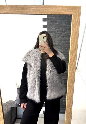 Fausse fourrure sans manche couleur grise