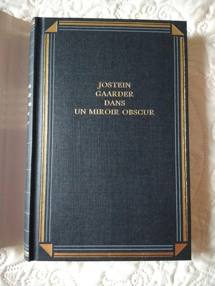 Livre "Dans un miroir obscur"