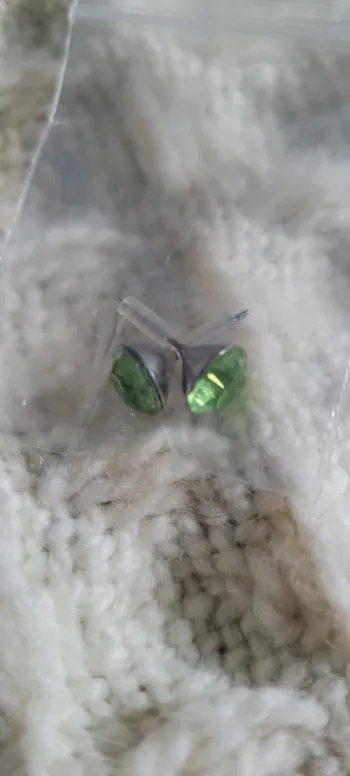 Clous oreilles verts