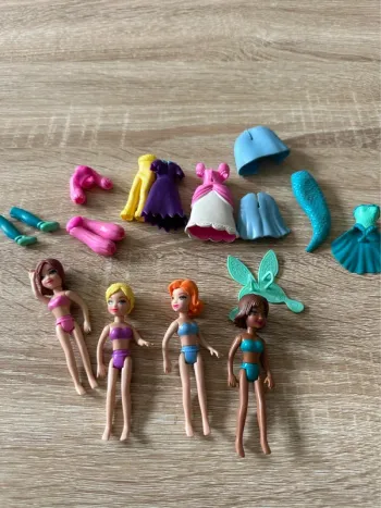 Lot de figurines et vêtements