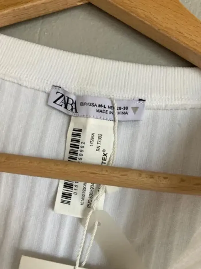T-shirt crop manches longues Zara blanc côtelé – Neuf avec étiquette – Taille M/L (convient S) - photo numéro 3