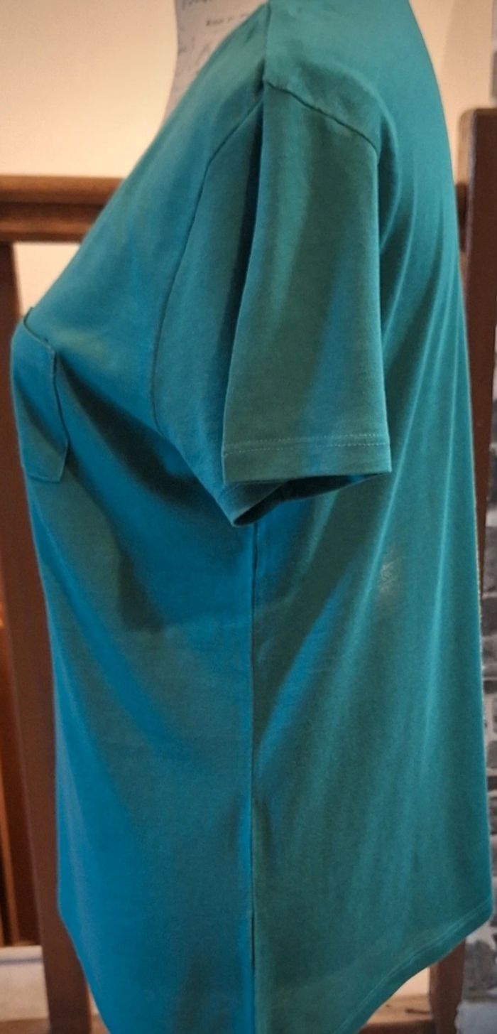 Tee-shirt vert avec une poche à la poitrine - photo numéro 4