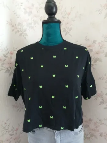 Tee-shirt noir crop top avec motifs papillons verts fluo / jennyfer / (M)