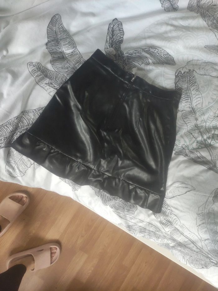 Jupe courte en simili cuir - photo numéro 5