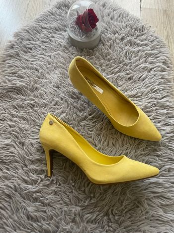 Escarpins en daims jaune clair XTI