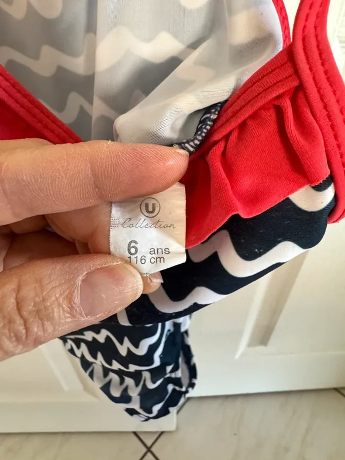 Maillot de bain fille une pièce 6 ans bleu marine et rouge en bon état - photo numéro 4