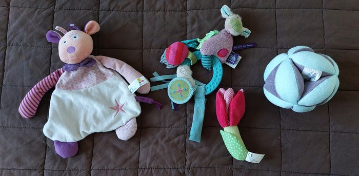 Lot de doudous, peluches, cubes et ballon de préhension - photo numéro 3