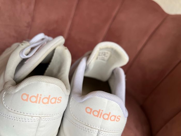 👉 Baskets Adidas blanches – Taille 41 – Classiques et confortables 🤍 - photo numéro 7