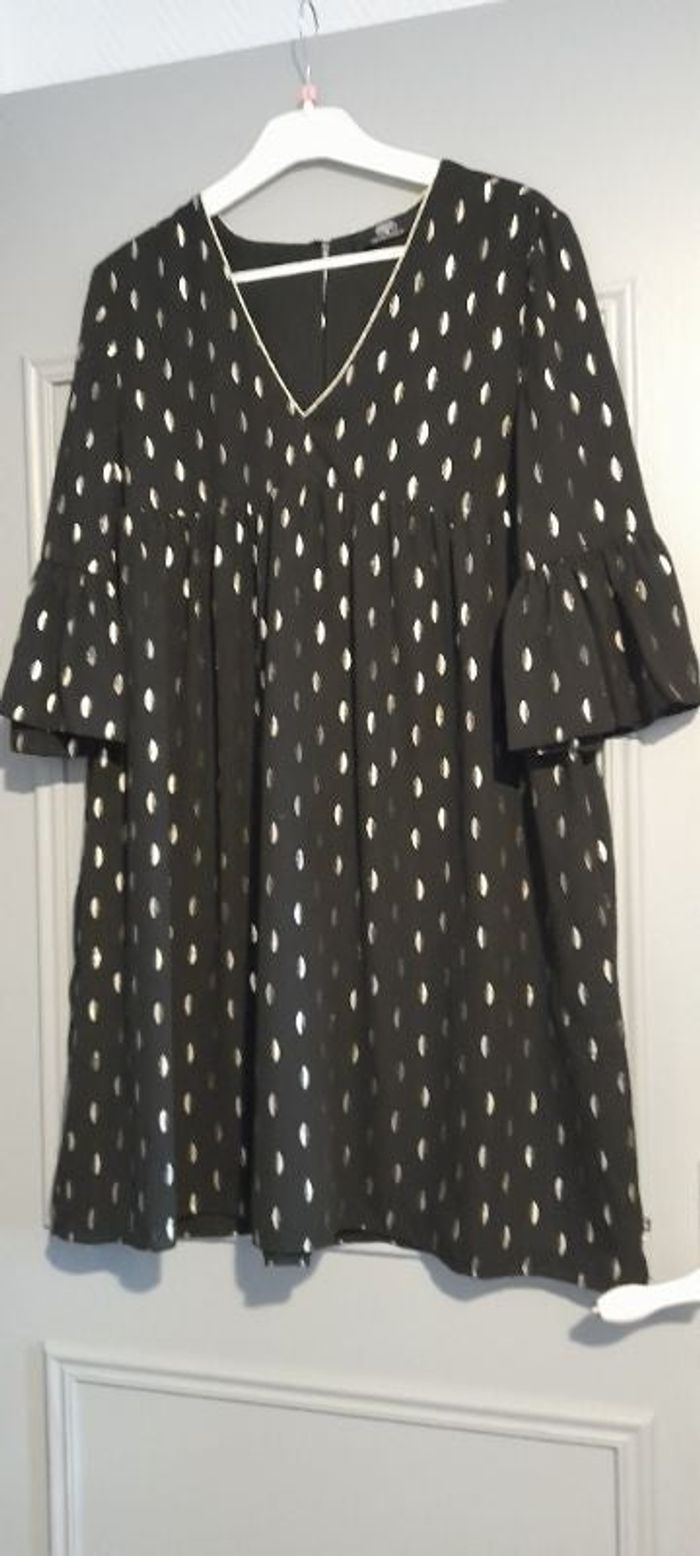 Robe acrylique noire avec motifs brillant