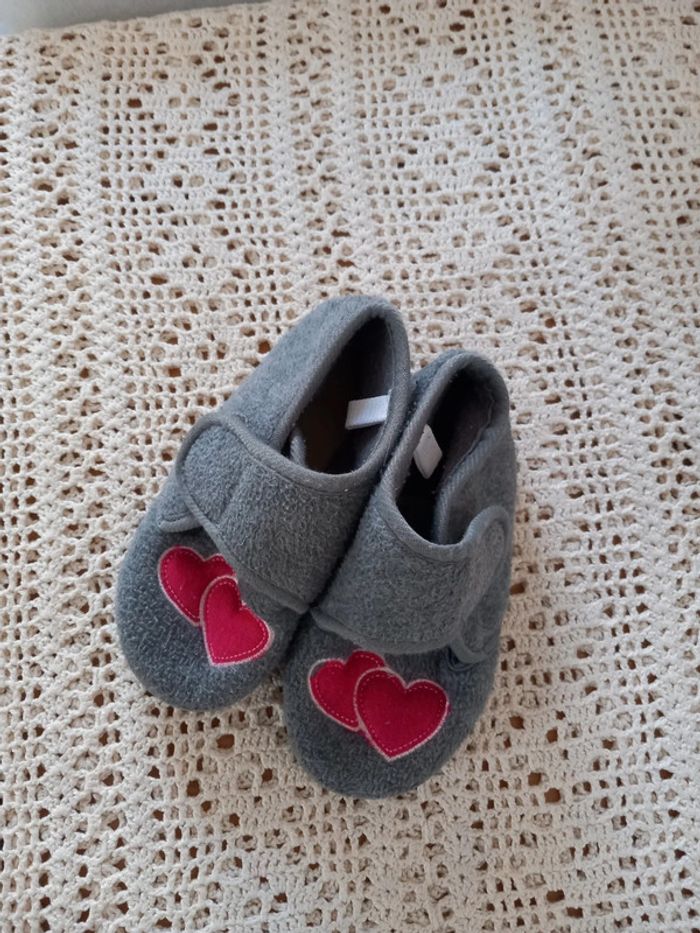 Chaussons gris motif cœur - photo numéro 2