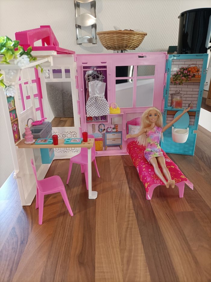 Jolie maison Barbie + 1 barbie + 2 tenues + meubles et accessoires