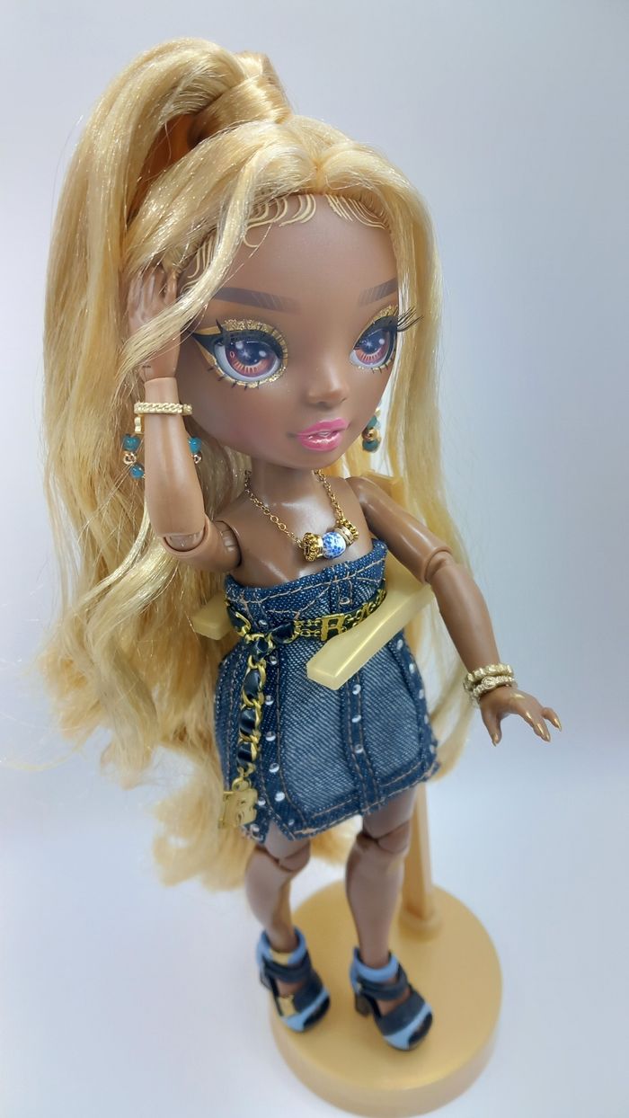 Poupée rainbow high Meline custom avec accessoires et tenues - photo numéro 3