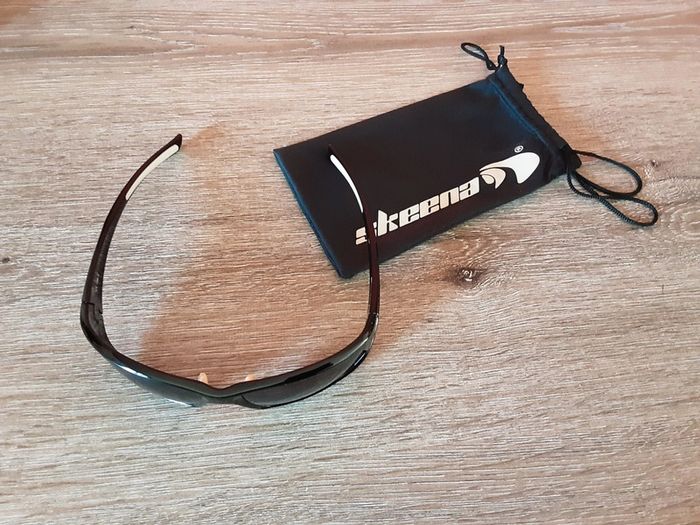 Superbe paire lunettes de soleil - photo numéro 4