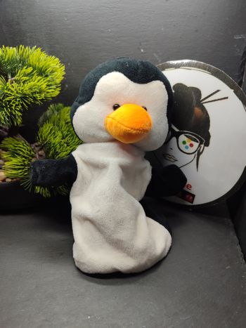 doudou marionnette pingouin promo plast noir blanc rose orange 3583