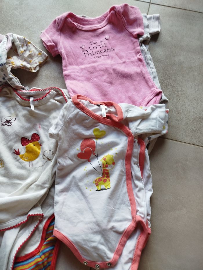 Lot body manches courtes 12 mois - photo numéro 2
