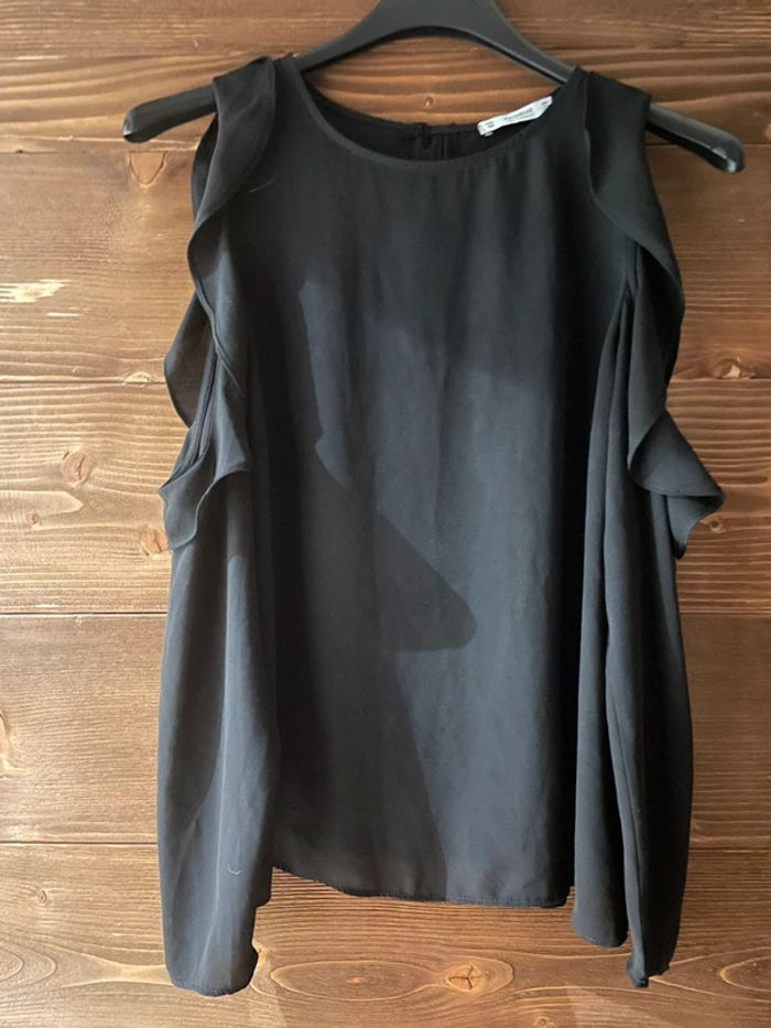 Blouse noire épaule dénudée