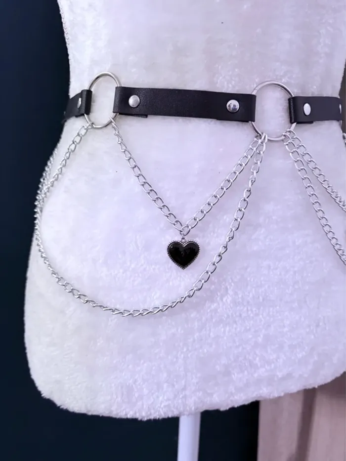 Ceinture Witch avec chaîne et bijoux cœur noir - photo numéro 2