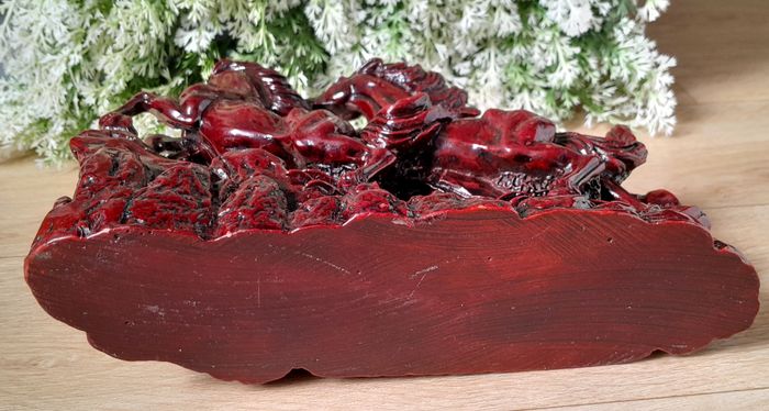 Sculpture rouge bordeaux de trois chevaux en résine - photo numéro 6