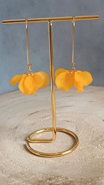 Jolie paire de créoles longues en acier inoxydable et pétales acryliques