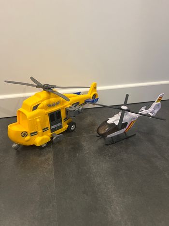 Deux hélicoptères bon état 