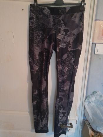 Legging de sport noir et gris, marque Decathlon, taille M
